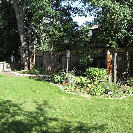 Twin Pines Bed And Breakfast Peterborough Exterior photo