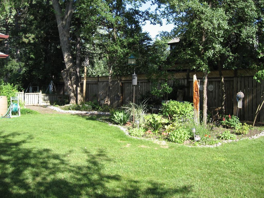 Twin Pines Bed And Breakfast Peterborough Exterior photo
