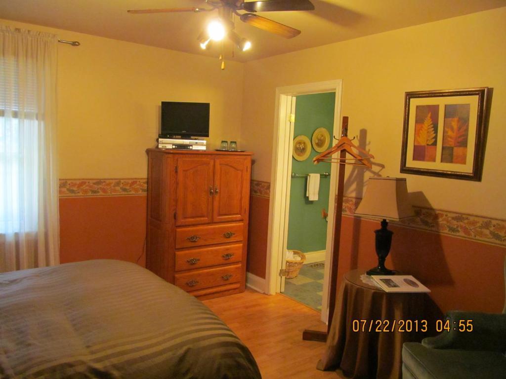 Twin Pines Bed And Breakfast Peterborough Room photo