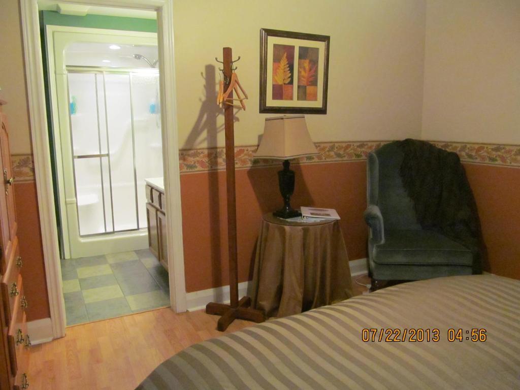 Twin Pines Bed And Breakfast Peterborough Room photo